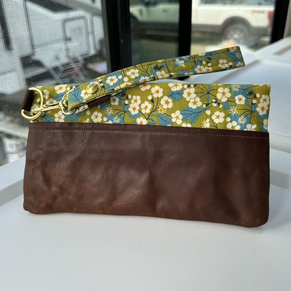 Handmade Durable WRISTLET Clutch 9” X 5” Soft LEATHER & CLOTH Dogwood Floral USA - Picture 2 of 10